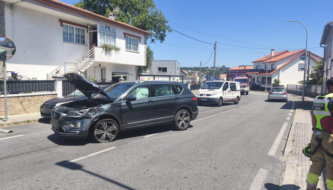 Después de impactar contra la fachada de una vivienda situada en el margen izquierdo de la  Rúa de Sálvora, el vehículo siniestrado regresó al carril derecho de la calzada por el que circulaba previamente