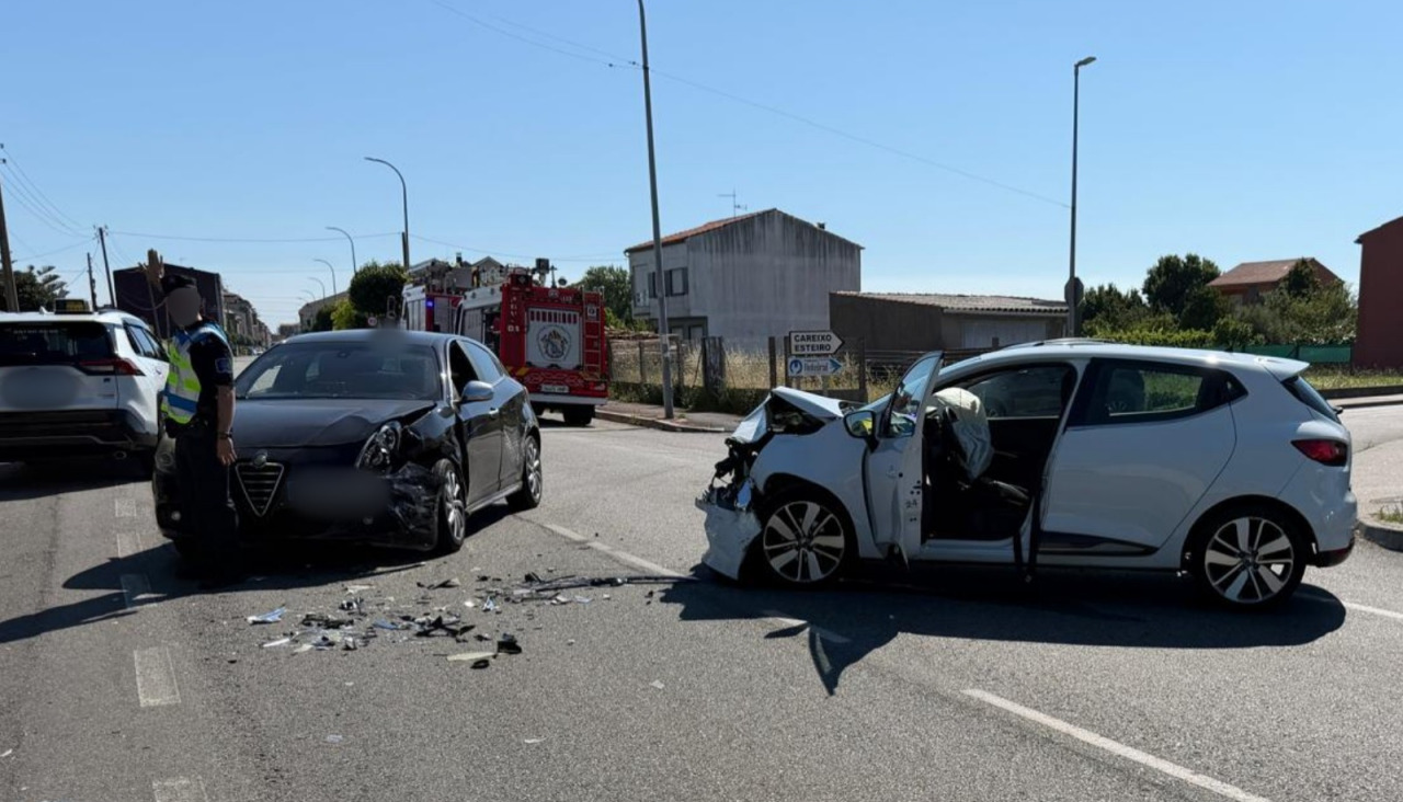 En el siniestro se vieron implicados un Alfa Romeo y un Renault Clío, que colisionaron frontolateralmente