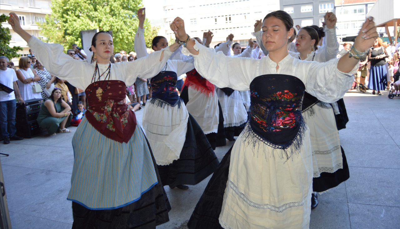 Los bailes de Xilbarbeira y Aroña atrajeron a numeroso público hasta la entrada de la casa consistorial