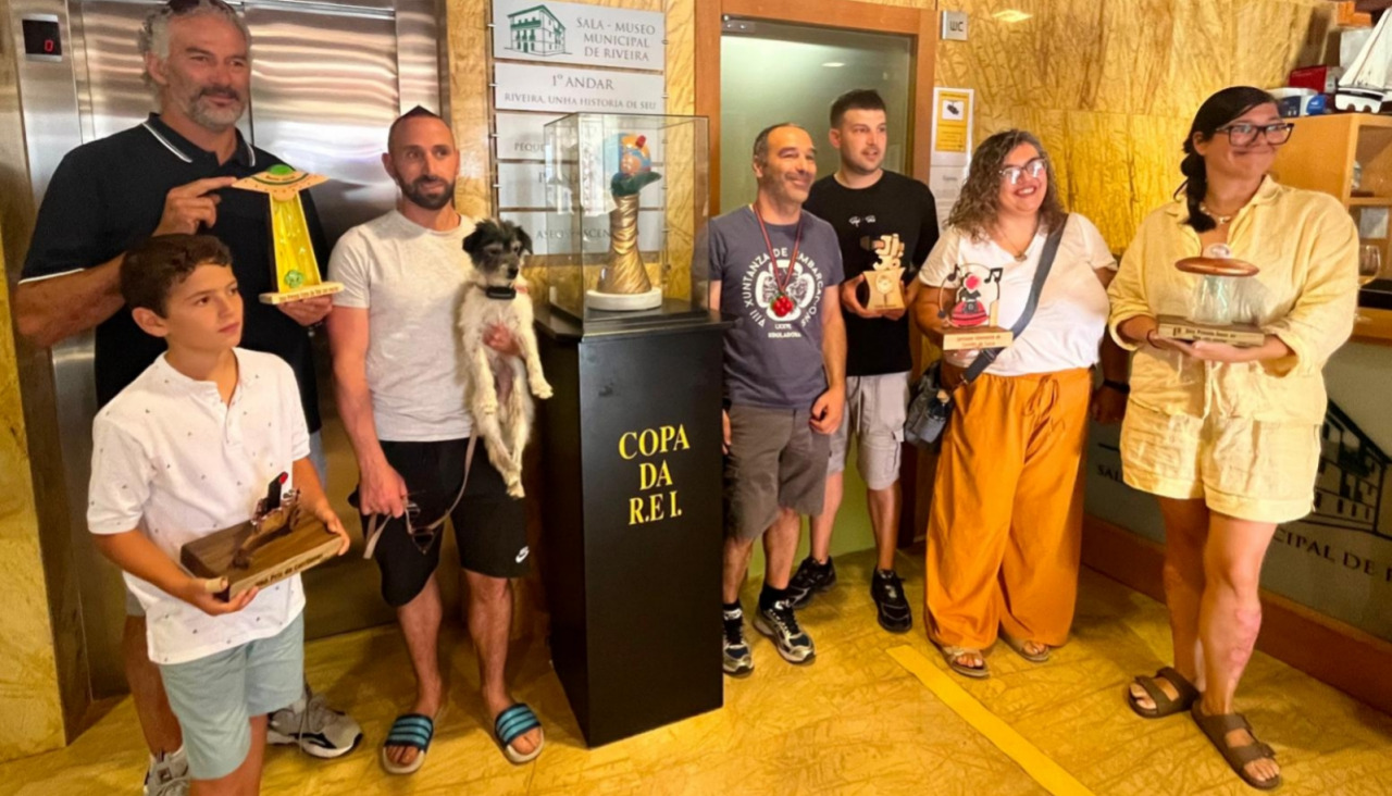 Responsables de la Cofradía da Dorna y los autores de los diseños de los trofeos y de las medallas para los mejor clasificados en cada prueba inauguraron la exposición de las mismas