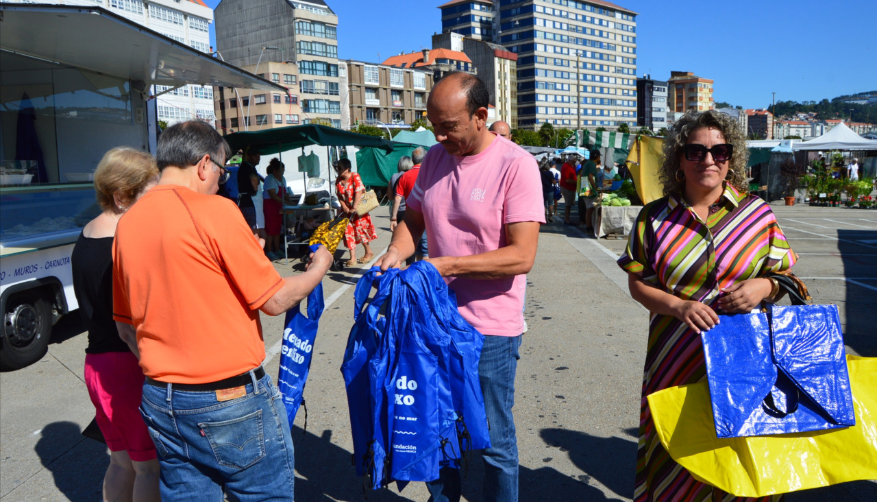 Representantes municipales, de Afundación y de Urbaser llevaron a cabo, dentro de la campaña 'Mercados sen lixo', el reparto de bolsas reutilizables entre lo placeros y los clientes