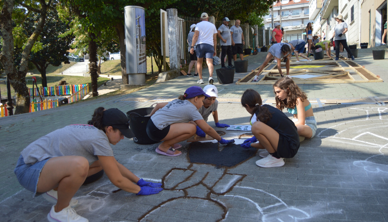 Vecinos de todas las edades se implican en la elaboración de las alfombras en las calles de Palmeira por las que discurrirá la procesión del Santísimo