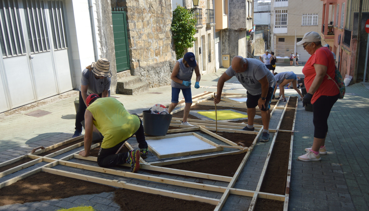 Vecinos de todas las edades se implican en la elaboración de las alfombras en las calles de Palmeira por las que discurrirá la procesión del Santísimo
