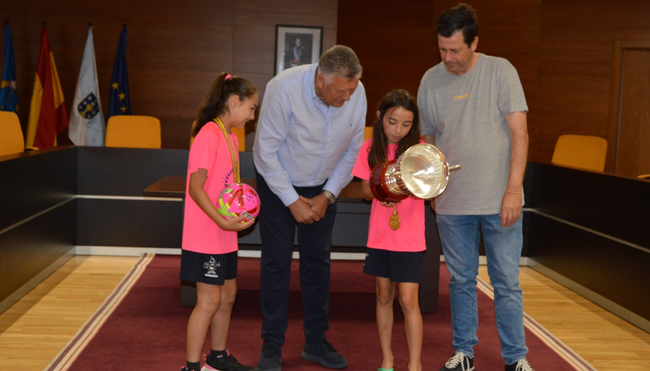El alcalde Telmo Martín y el concejal Marcos Guisasola recibieron a las jugadoras en el Concello