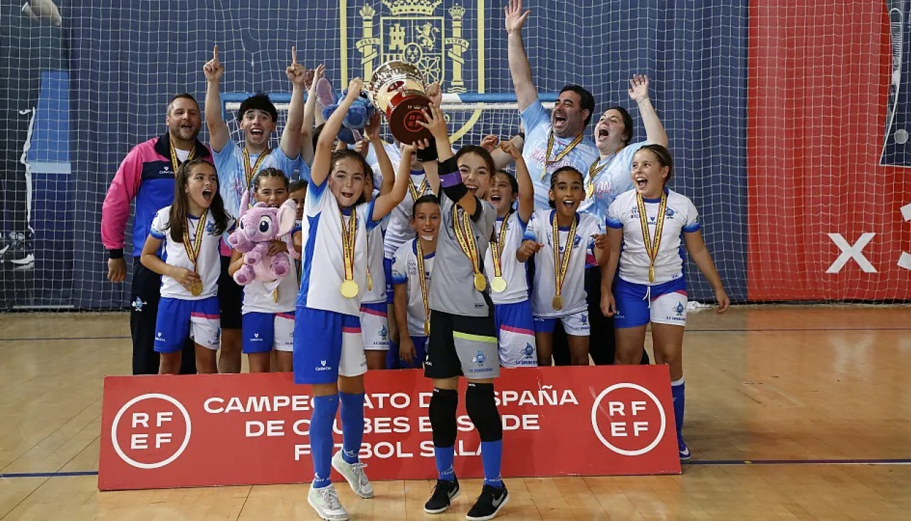 Las campeonas e España levantan el trofeo en Las Rozas