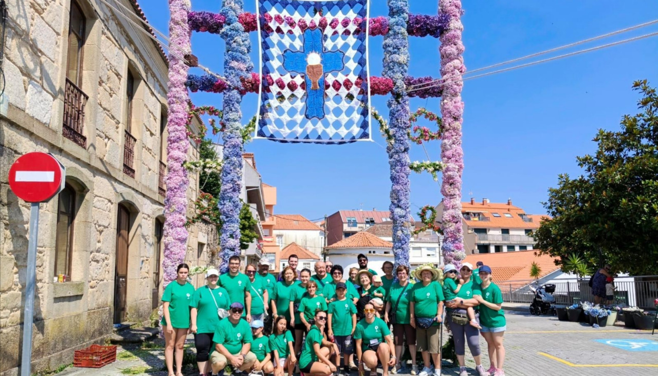 Los vecinos encargados de la decoración del arco floral levantaron la estructura una vez dieron por rematado el grueso de su trabajo