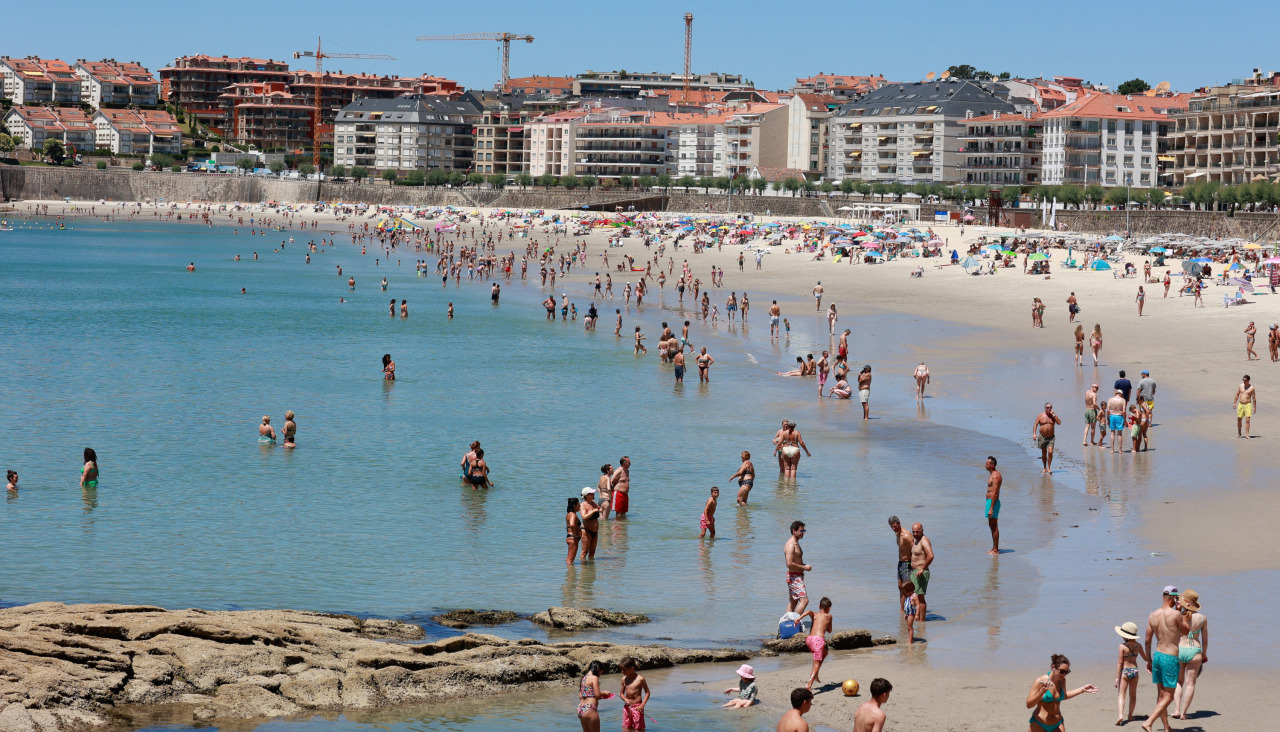 Bañistas en la playa de Silgar de Sanxenxo
