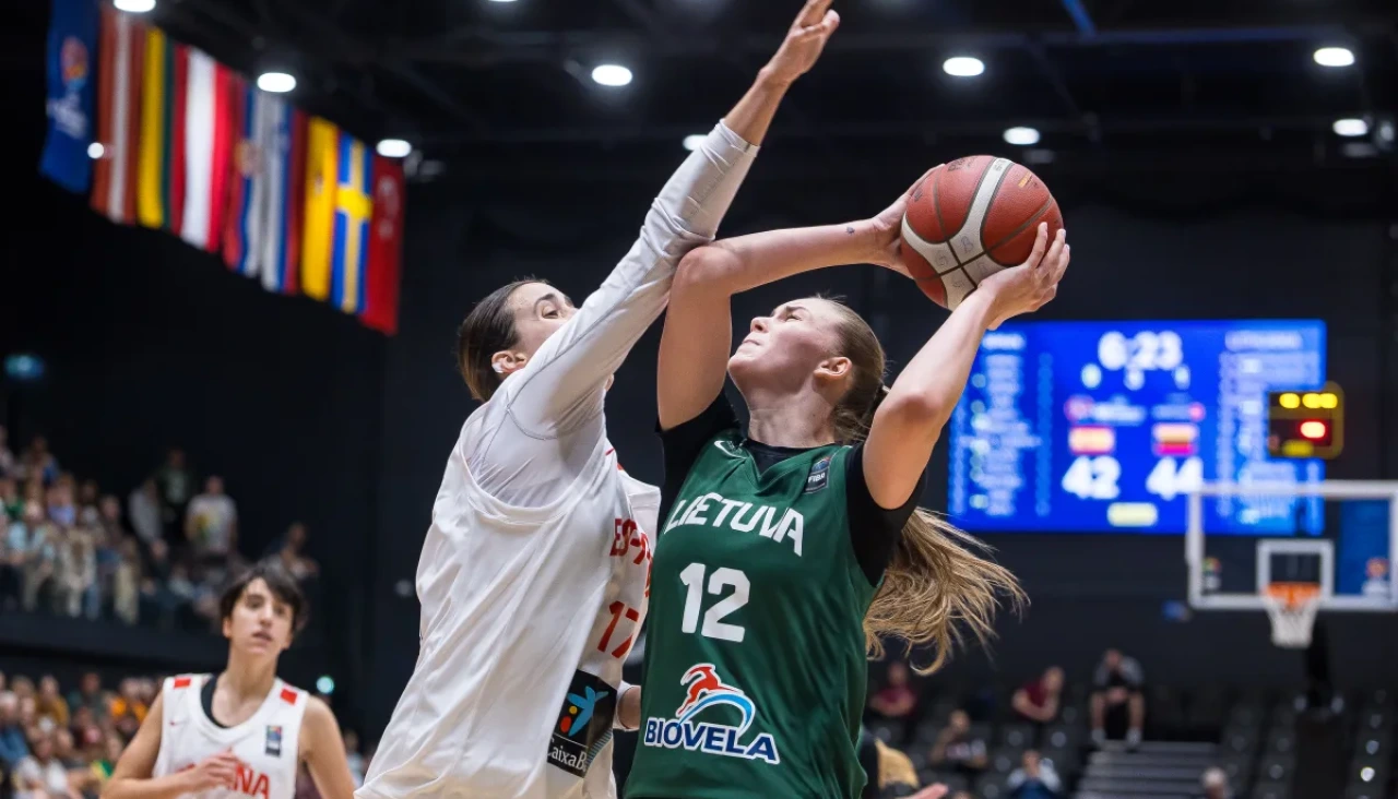 Irene  Noya en una acción de defensa durante el partido