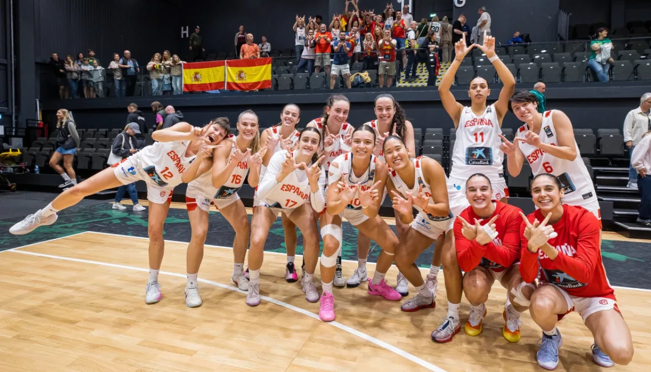 Las jugadoras españolas celebran su victoria en la prórroga ante las anfitrionas en el Europeo U20