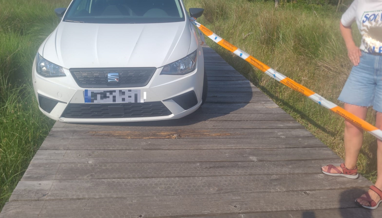 El coche que quedó atrapado en la pasarela de madera