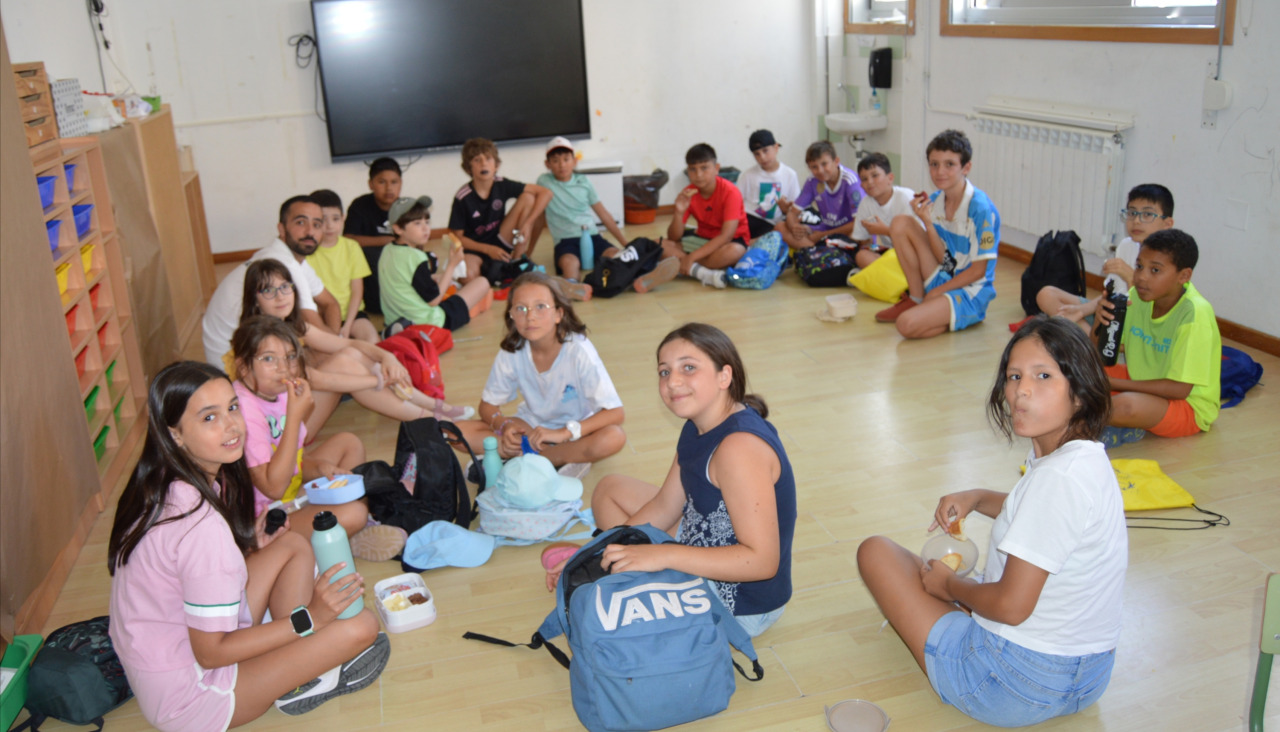 Las acciones de conciliación programadas por los Servicios Sociales Comunitarios, como las de Ribeira Concilia, tienen su centro neurálgico en ‘O Grupo’, con juegos, deporte y tiempo para la merienda