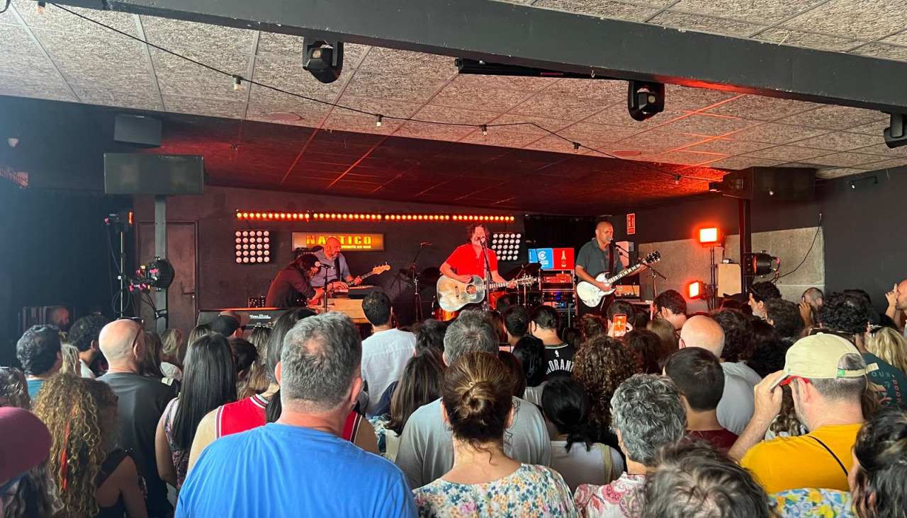 Quique González durante su concierto en El Náutico de San Vicente
