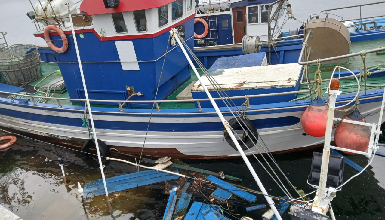 La embarcación que se hundió en el puerto de Ribeira