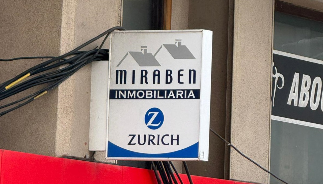 El cableado sobre la banderola de la inmobiliaria