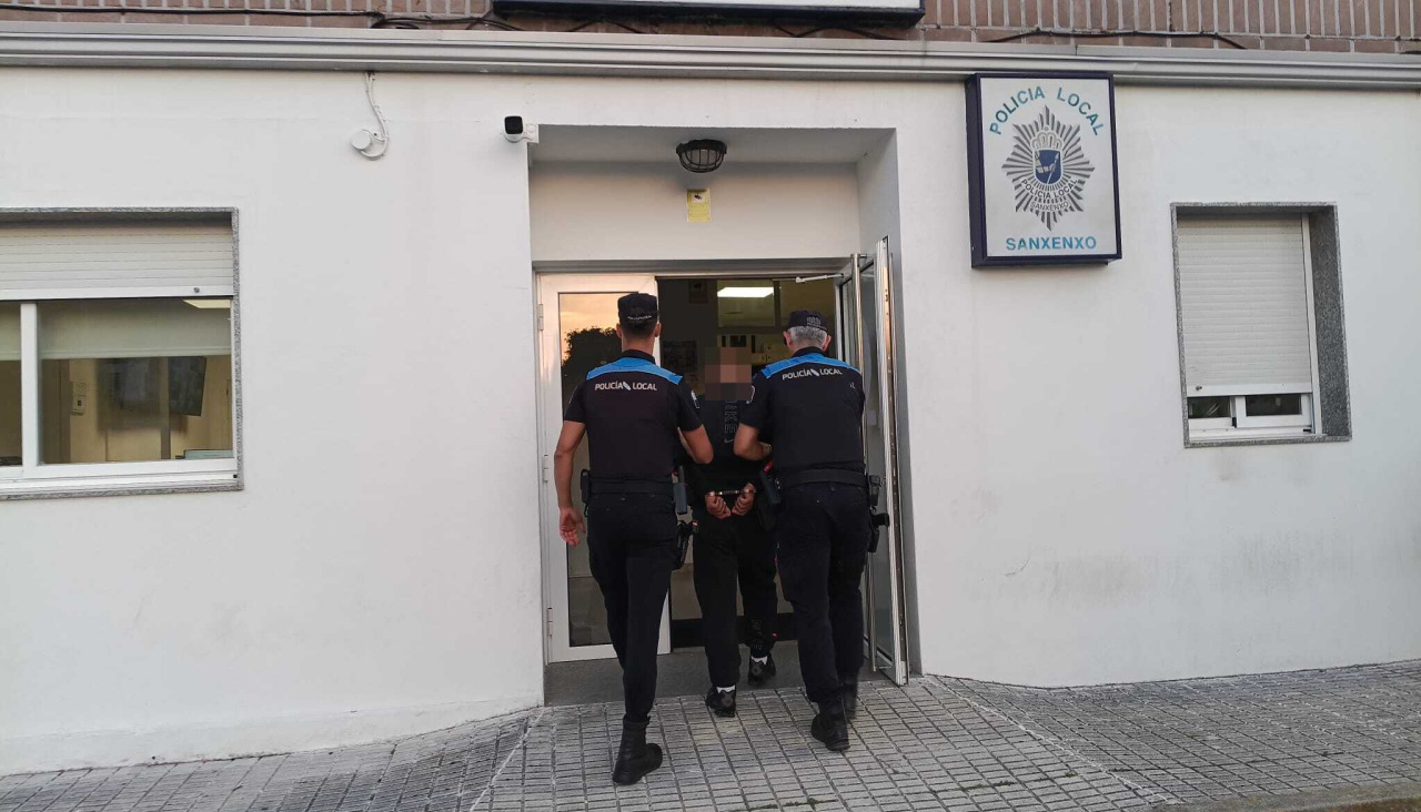 El detenido entrando en las dependencias de la Policía Local de Sanxenxo