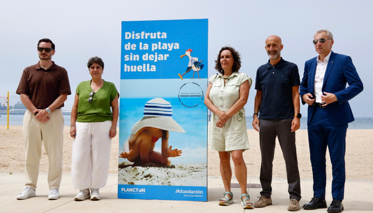 La campaña fue presentada en pleno paseo marítimo de Vilagarcía