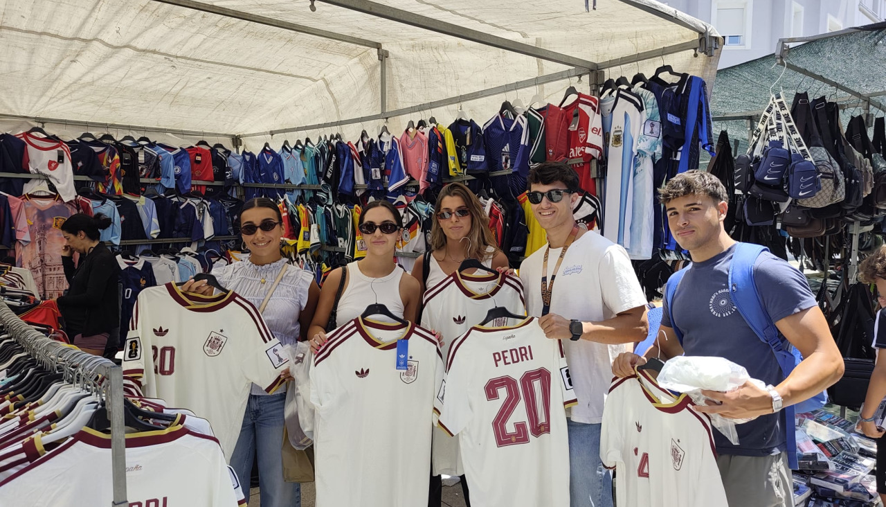 En el mercadillo los puestos que tienen camisetas están llenos de clientela estos días