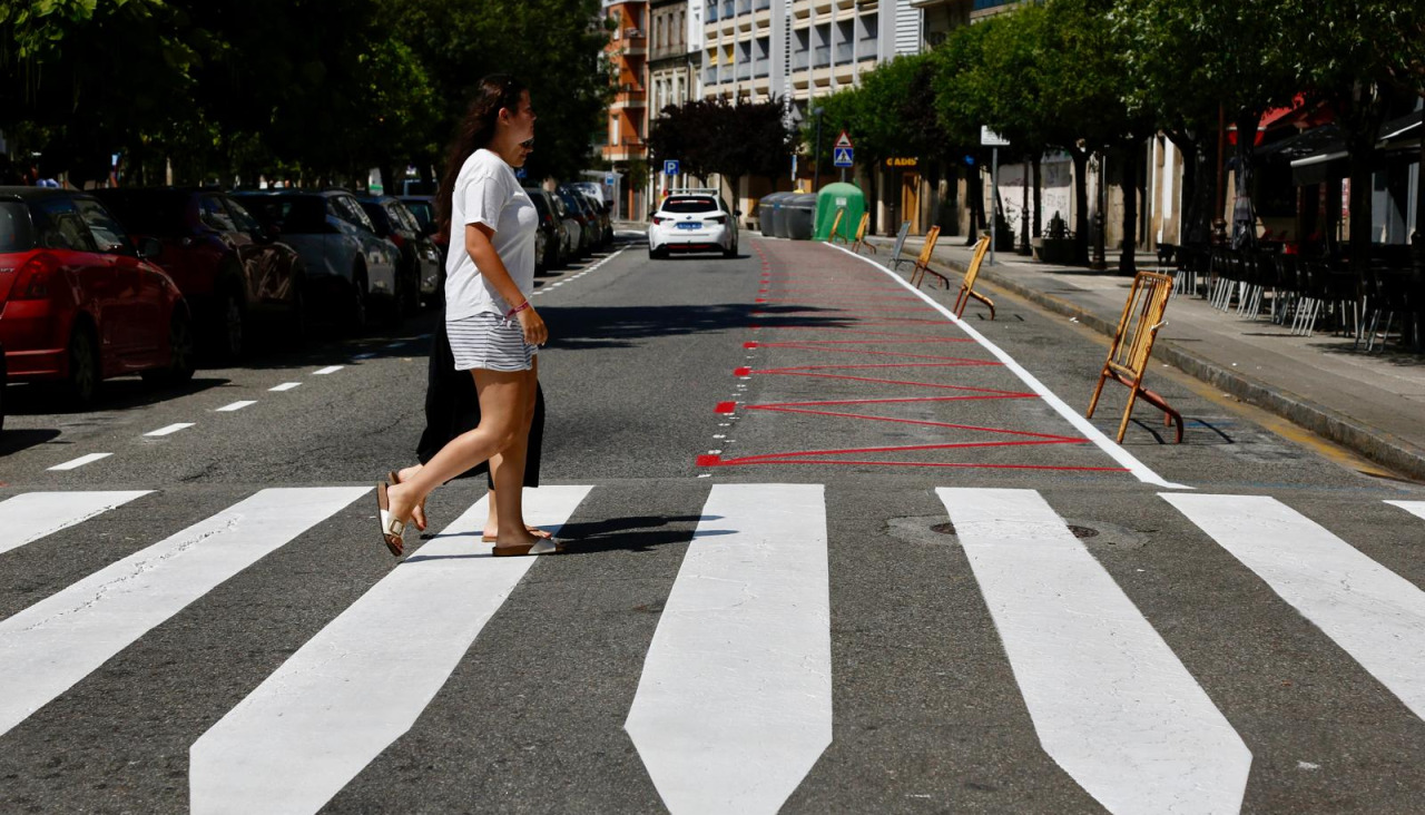 Pintado de la nueva señalización en la Avenida da Mariña
