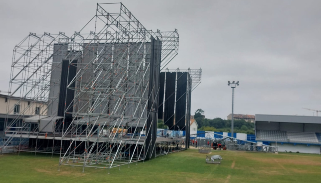 Montaje del escenario para el concierto de Juan Luis Guerra en el campo de Baltar, en Sanxenxo