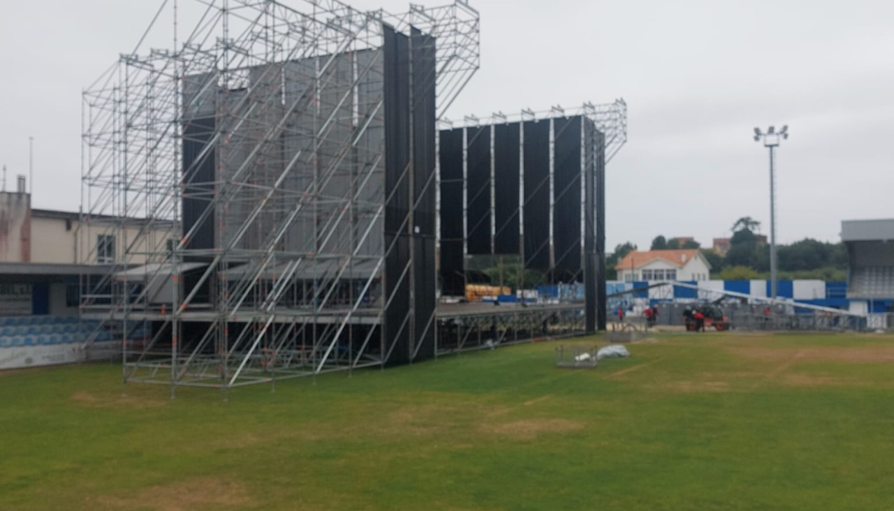Montaje del escenario para el concierto de Juan Luis Guerra en el campo de Baltar, en Sanxenxo