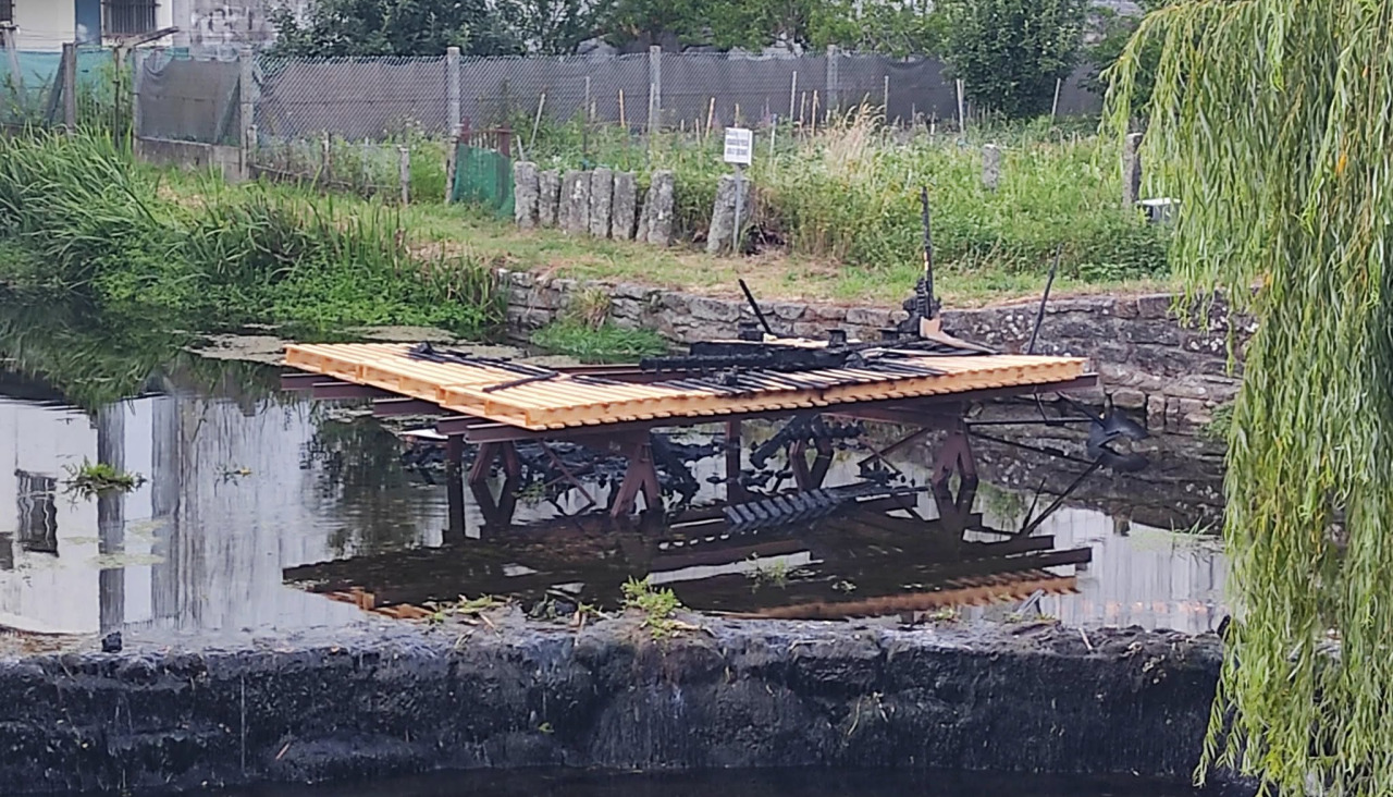 Plataforma sobre la que se colocó la hoguera en el río Bermaña