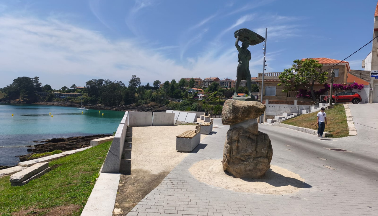 Nuevos bancos en la zona de A Peixeira, en Portonovo