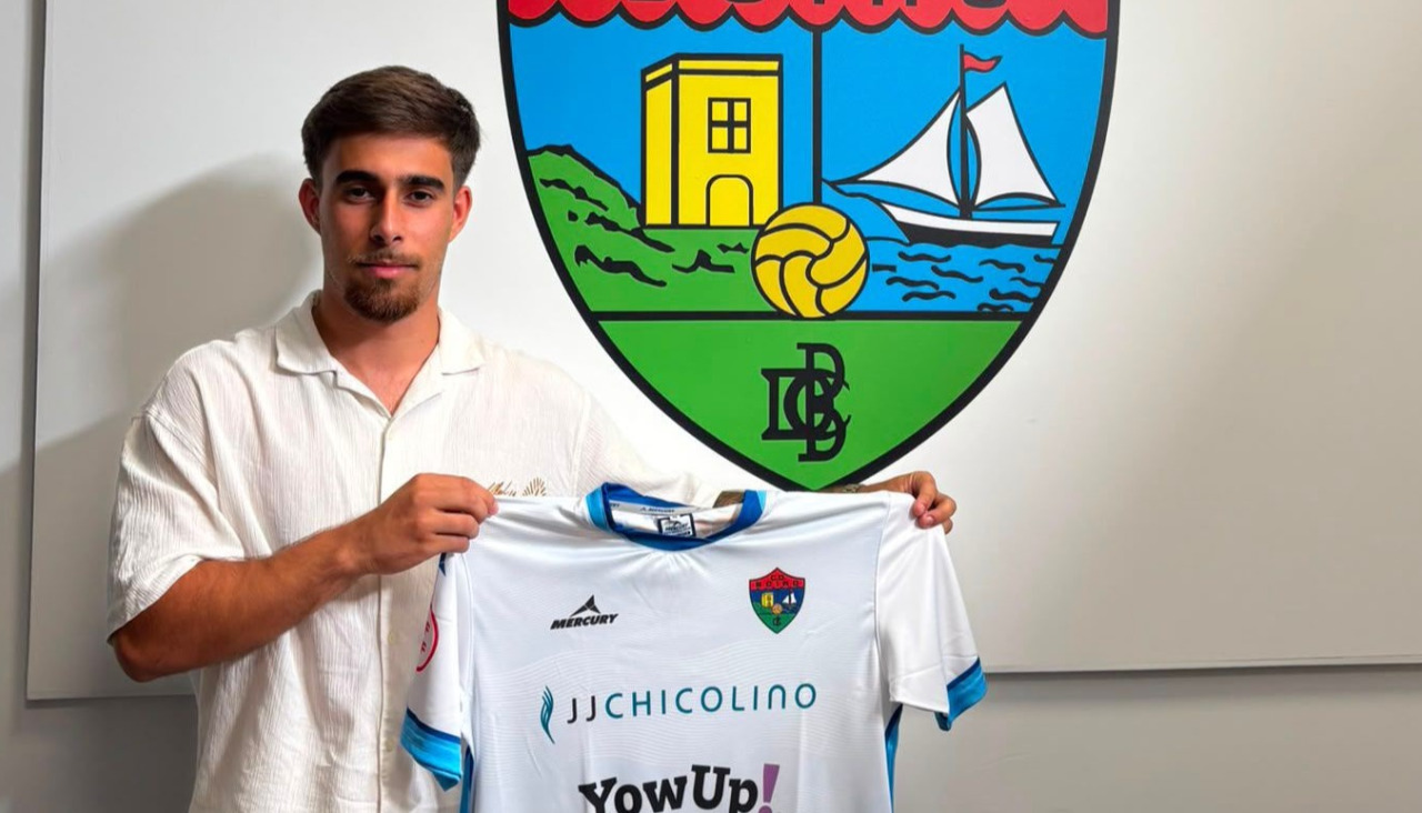 Breo Sío posa con la camiseta del CD Boiro en Barraña