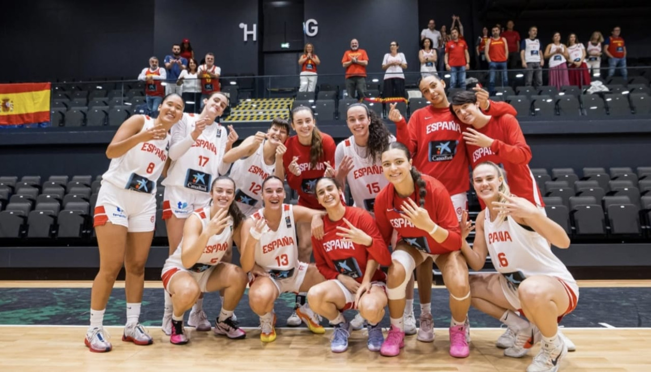 Las jugadoras españolas celebran su clasificación a cuartos de final del Europeo