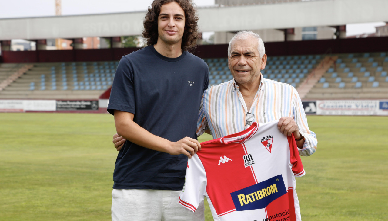 Hugo Garcia posa junto al presidente Manolo Abalo en el campo de A Lomba