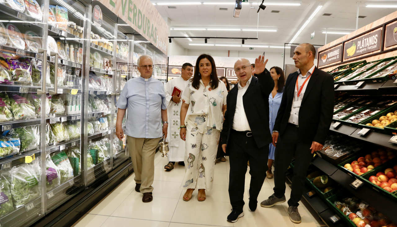 Inauguración del nuevo supermercado de Familia en Meis