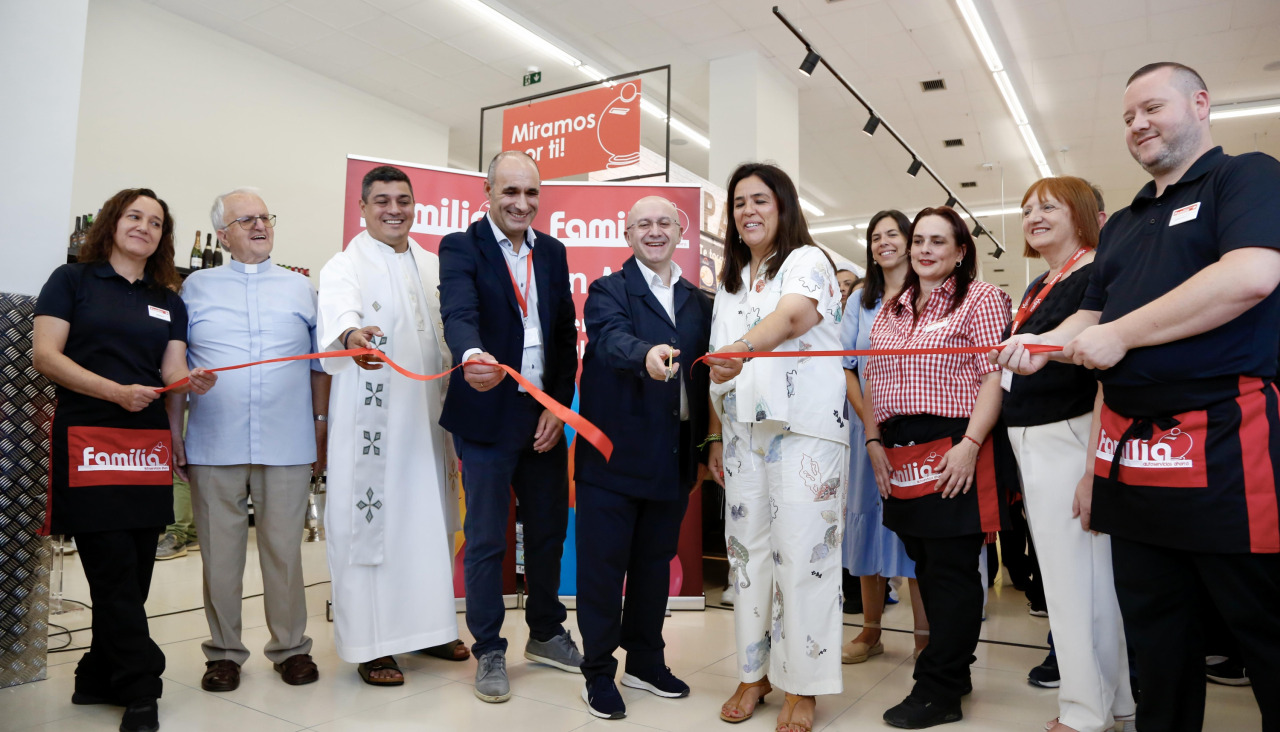 Inauguración del nuevo supermercado de Familia en Meis