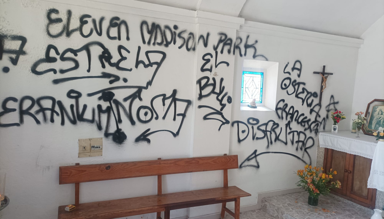Pintadas en el interior de la capilla del cementerio de O Grove