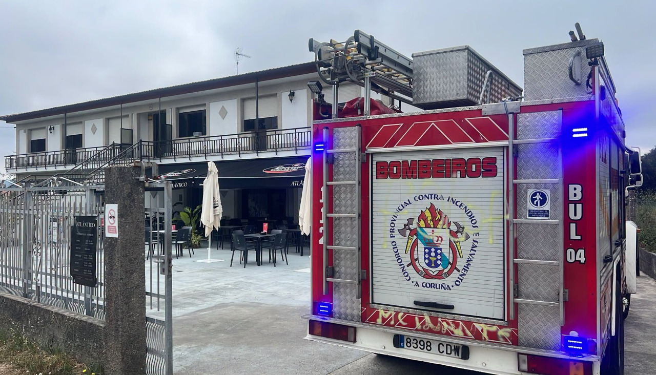 Los bomberos de Ribeira en el local de restauración afectado por el fuego