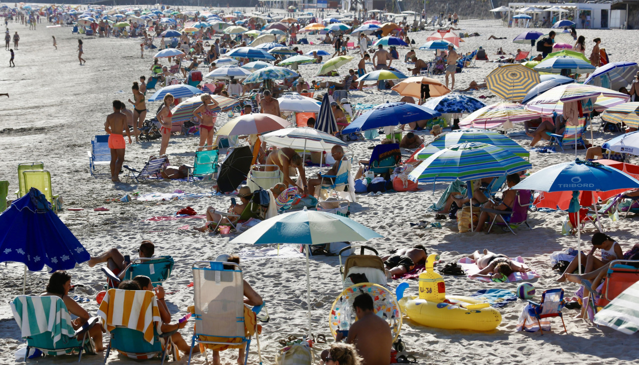 Bañistas en la playa de Silgar, en Sanxenxo