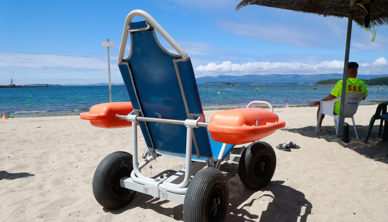 Una de las sillas anfibias disponibles en las playas de Vilagarcía