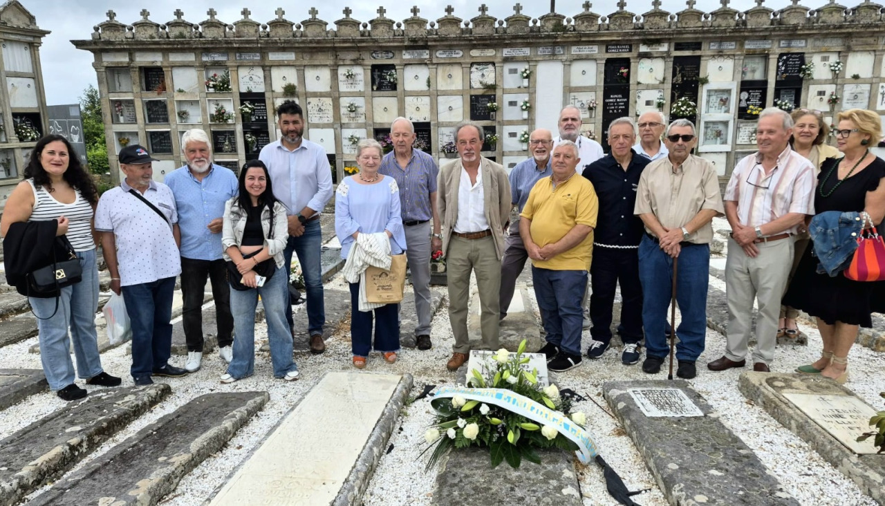 El acto  reunió a familiares, amigos, investigadores e integrantes de la corporación municipal, así como personas comprometidas con la defensa del patrimonio cultural rianxeiro