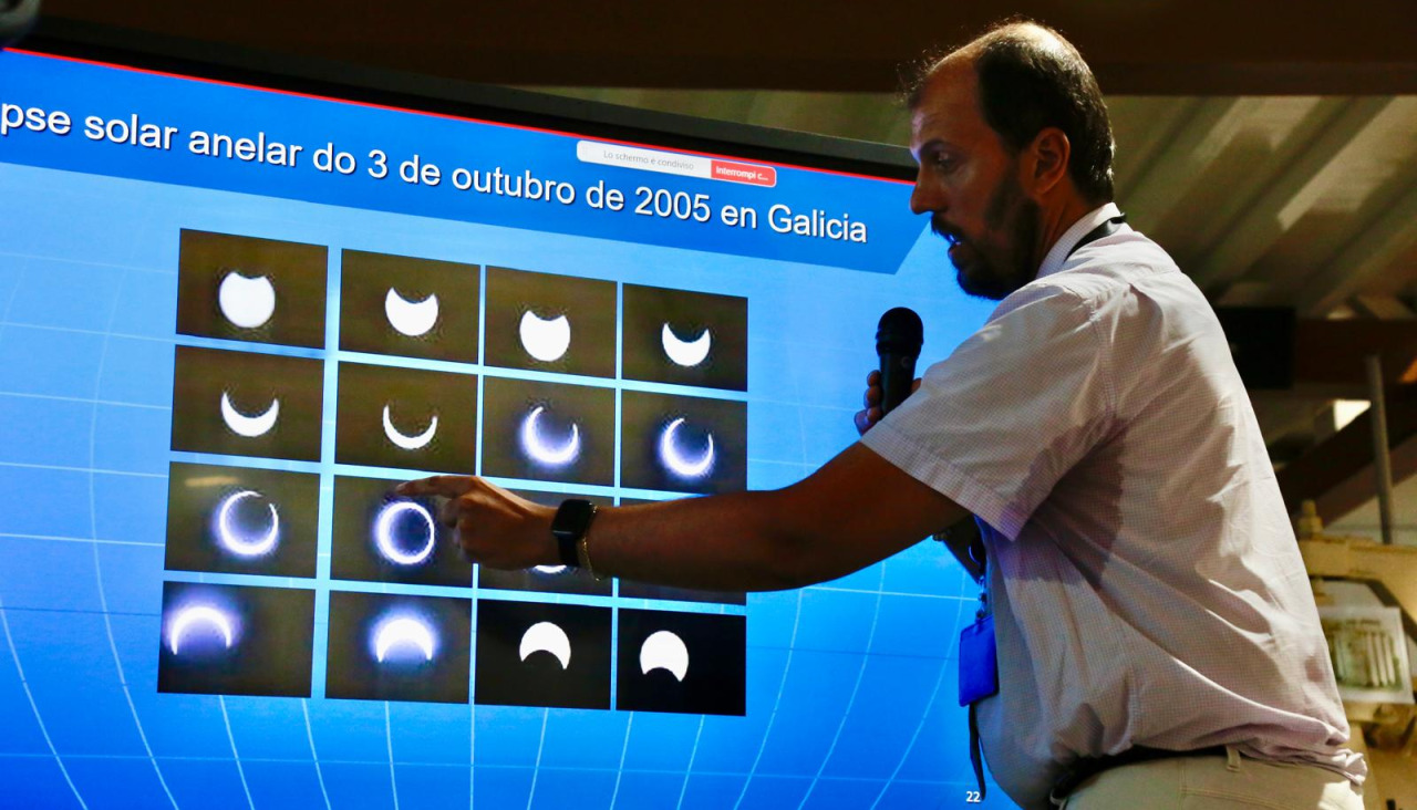 Un momento de la charla sobre el eclipse en la Illa de Arousa