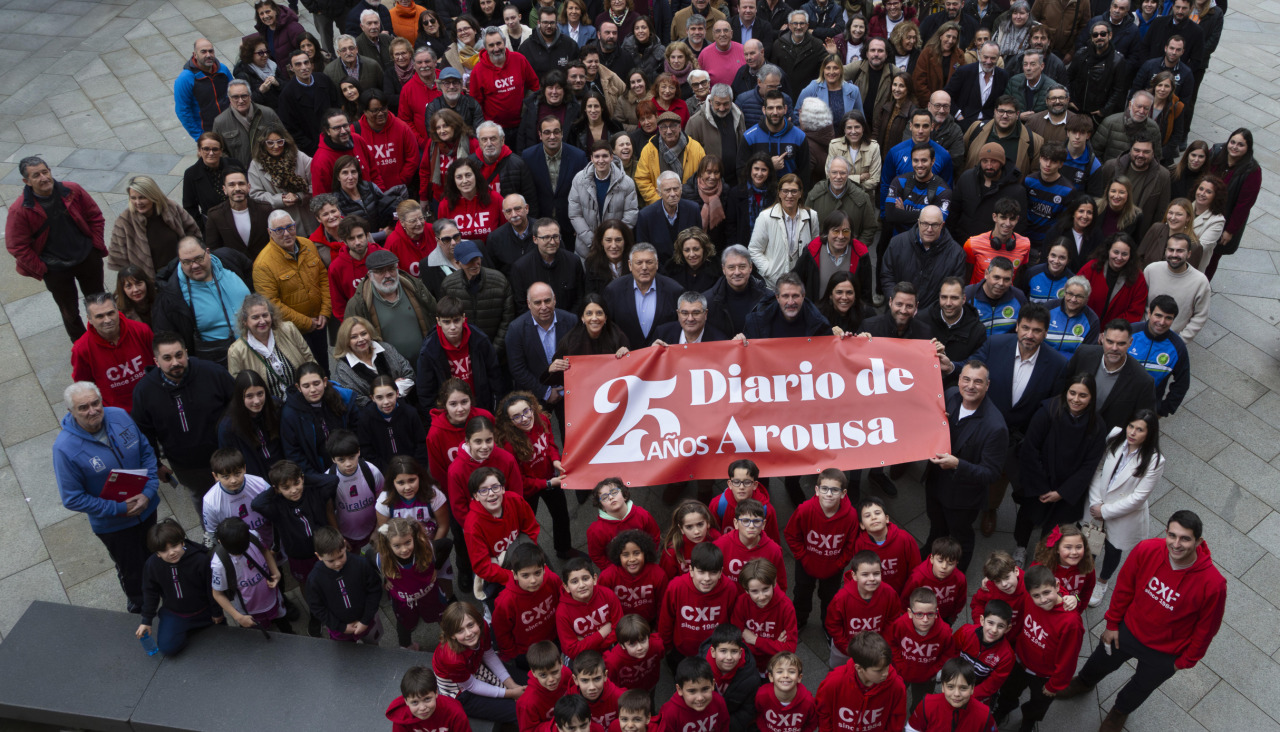 Foto de conmemoración del 25 aniversario de Diario de Arousa con representantes políticos, colectivos y asociaciones de las tres comarcas arousanas