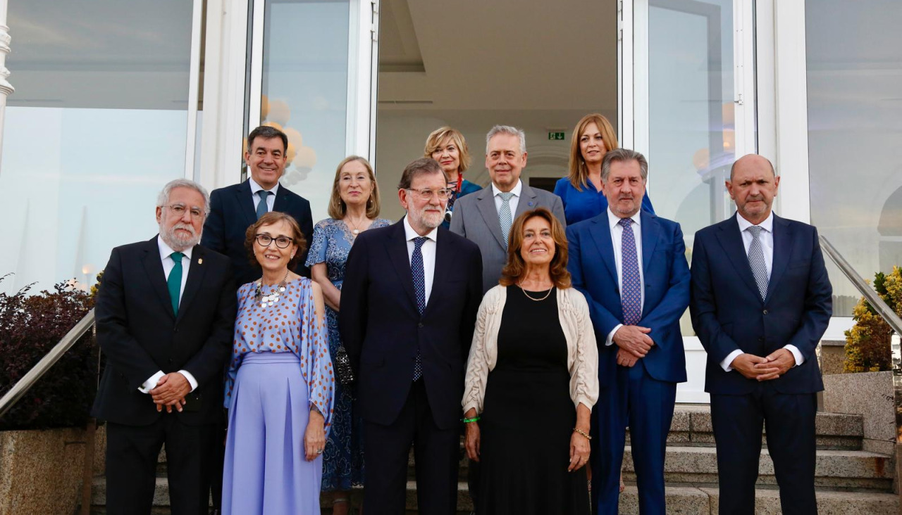 El expresidente del Gobierno, Mariano Rajoy, diferentes representantes de la AECC, de la Xunta de Galicia y de otras instituciones nacionales acudieron al evento