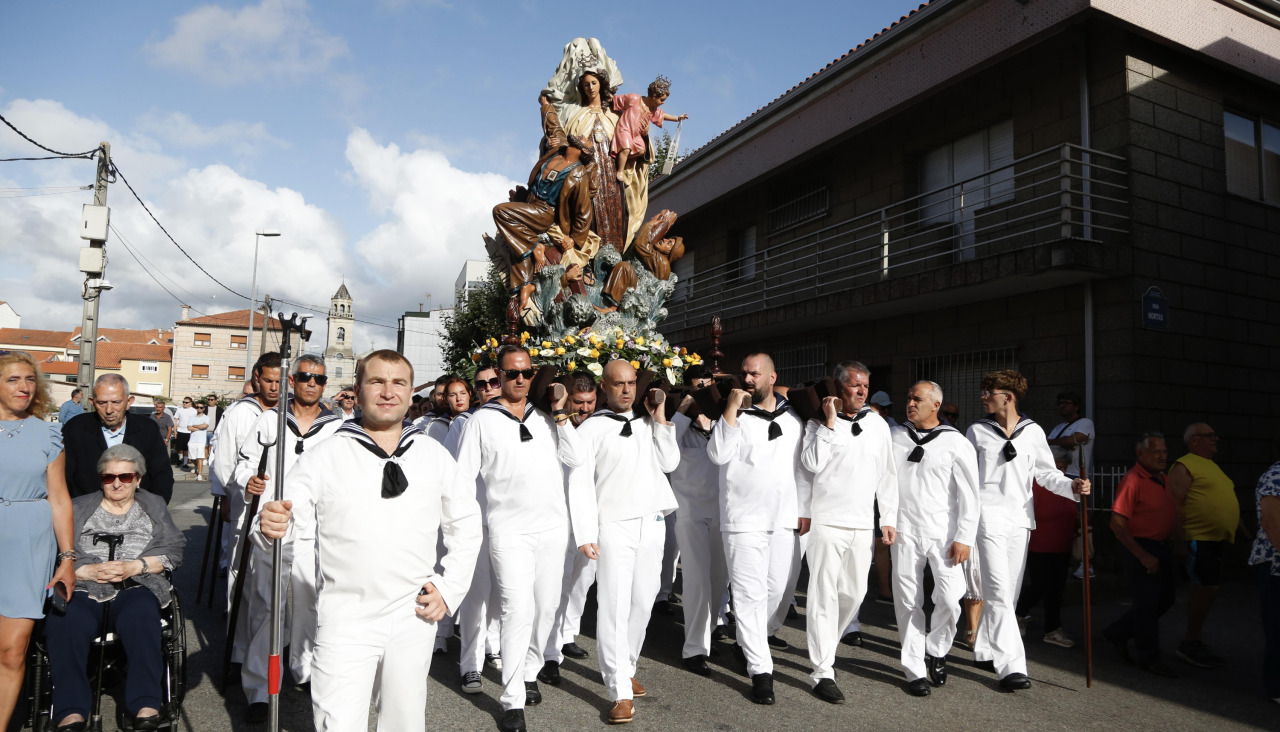 La Virxe do Carme durante su paseo por las calles de Vilanova