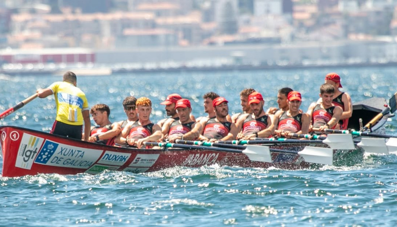 Cabo de Cruz domina con puño de hierro la Liga Gallega de traineras