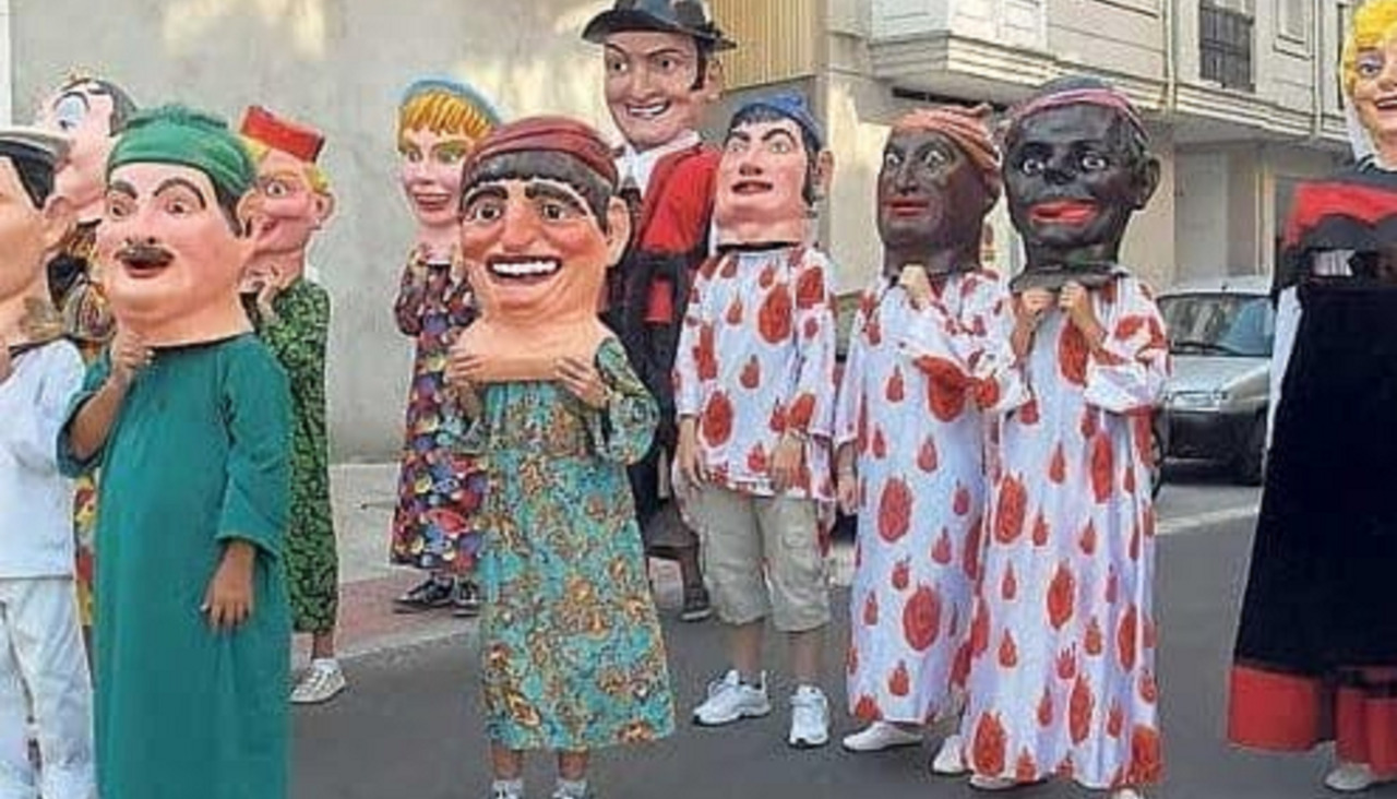 Cabezudos desfilando en las fiestas de San Roque de Cambados