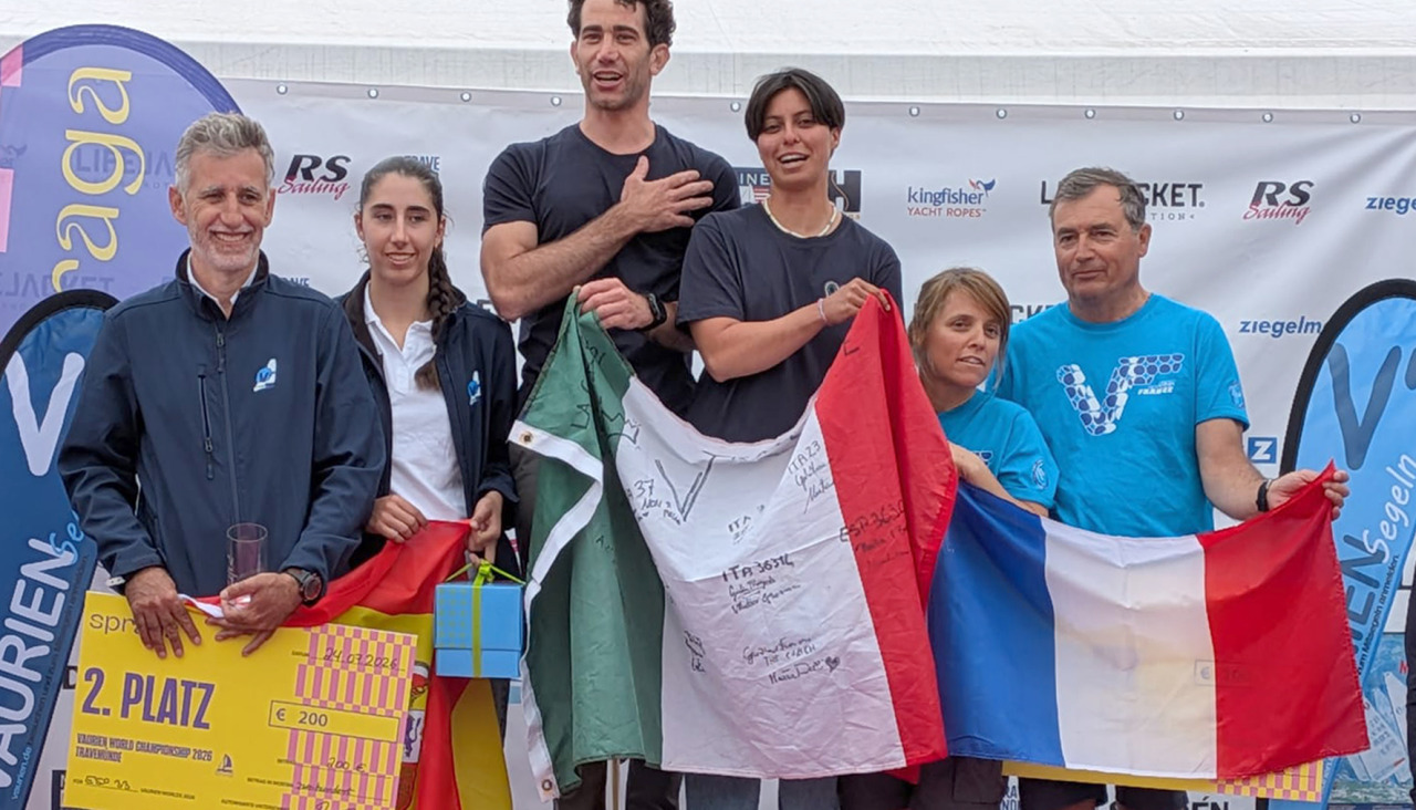 Isa Cabello junto a su padre Pablo en el podio del Mundial de Vaurien en la localidad alemana en Travemünder