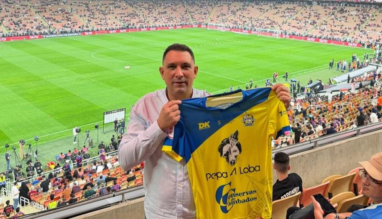 Eladio Oubiña posa con la camiseta del CJ Cambados en la Supercopa de España