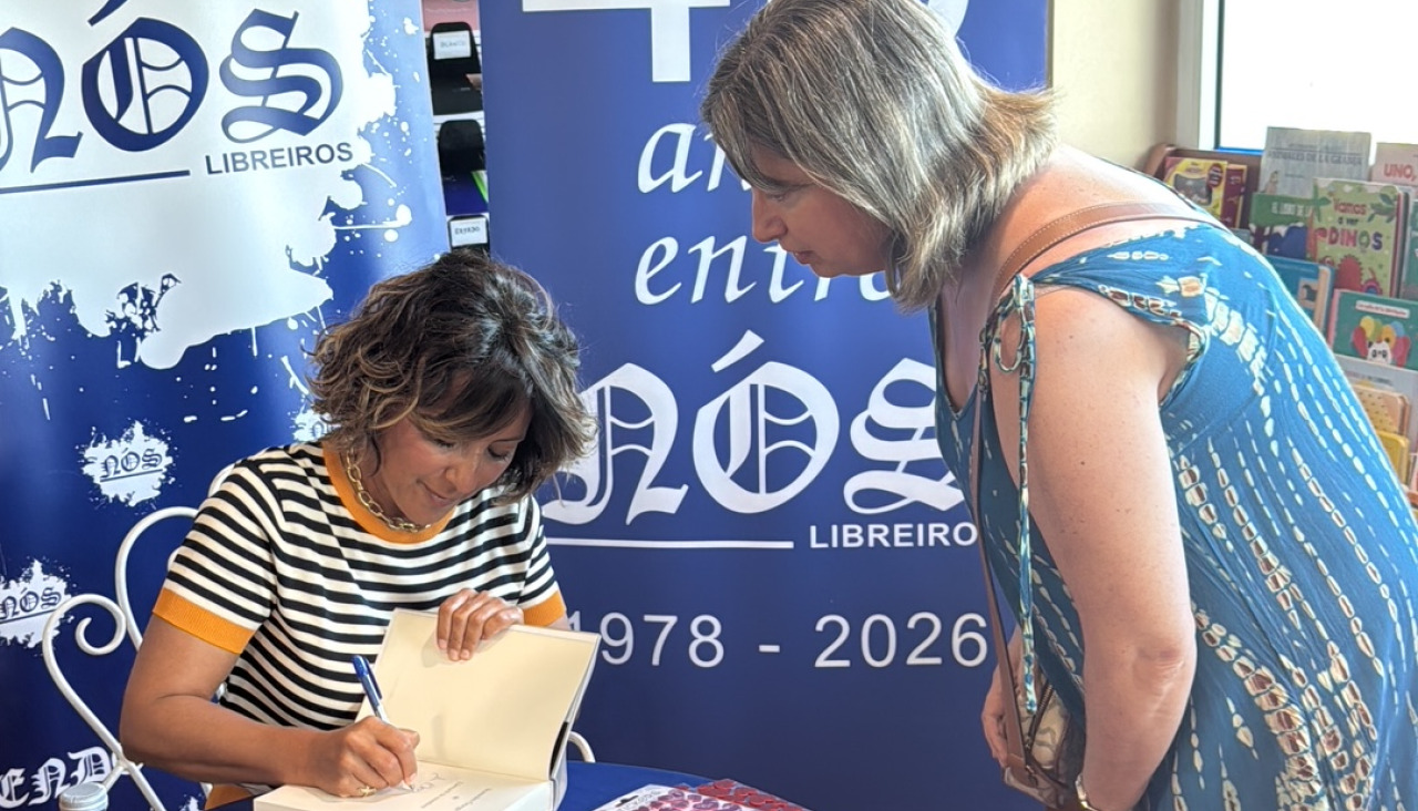 La autora y periodista, Sonsoles Ónega, durante la firma