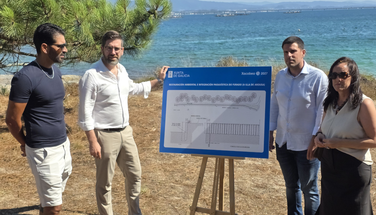 El delegado territorial, Pablo Fernández, y el alcalde de A Illa, Luis Arousa, acompañados de otros ediles municipales en la presentación del proyecto