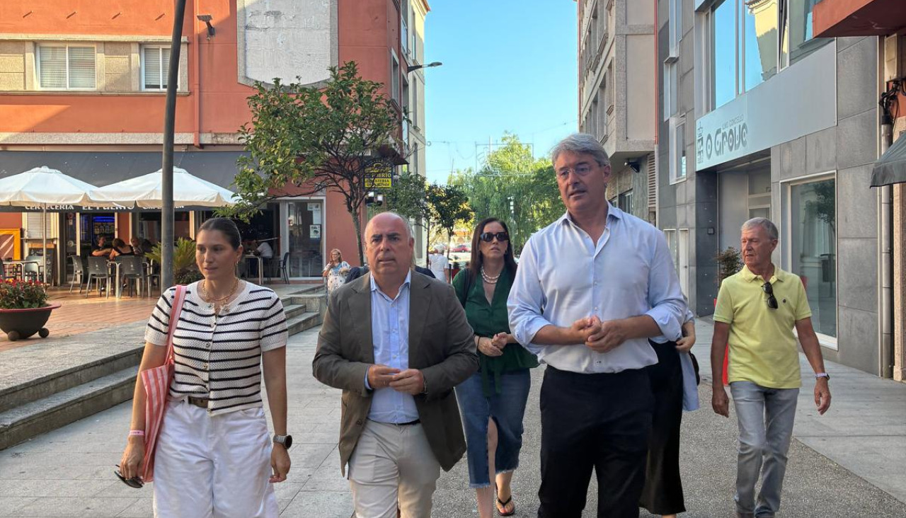 El diputado provincial, Javier Tourís, y el alcalde de O Grove, José Cacabelos, acompañados por otros ediles municipales por el entorno del casco urbano
