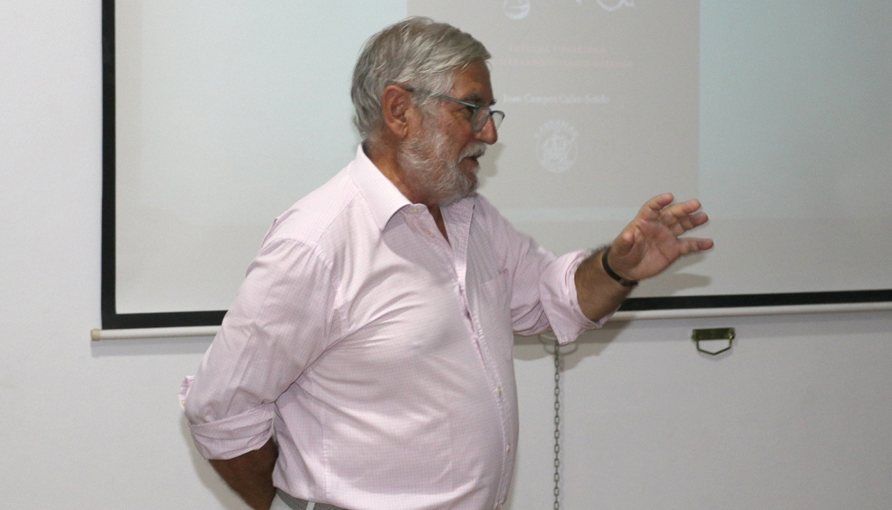 El escritor cuntiense, Juan Campos Calvo-Sotelo, durante la presentación de su obra