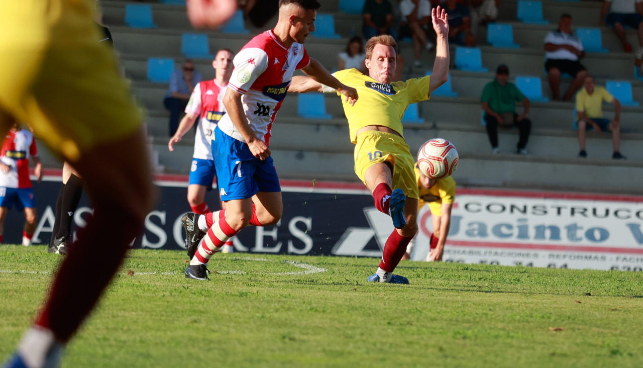 El Arosa jugará 31 de sus 34 partidos esta temporada en campos de hierba natural