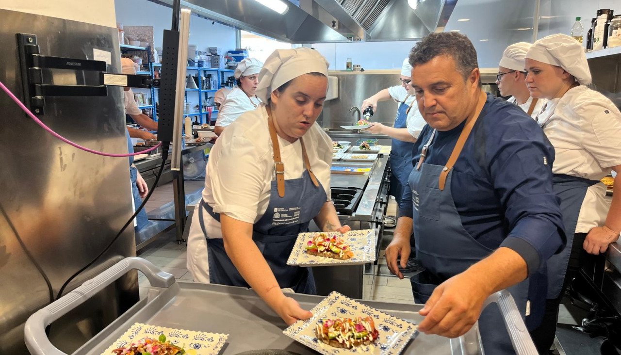 El alumnado elaboró y sirvió los platos de la jornada